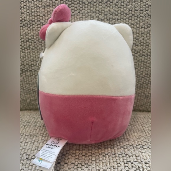 BNWT Sanrio Squishmallow Hello Kitty holding strawberry - Picture 2 of 5